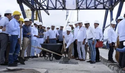 Presidente Duque en la Unión de las losas del Puente Pumarejo.