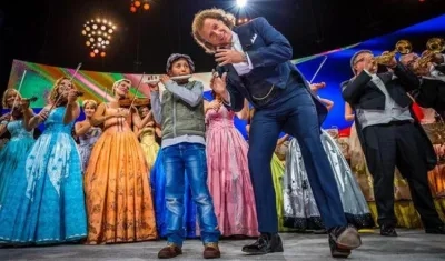El violinista holandés André Rieu con el niño Daniel Sanabria en Bogotá.