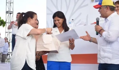 Gloria Alonso recibiendo reconocimientos de la Consejera para las Regiones, Karen Abudinen, y del Presidente Iván Duque.