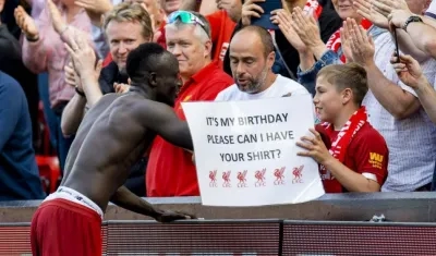 Mané regala su camiseta a un pequeño hincha que estaba de cumpleaños. 