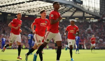 Marcus Rashford festeja su anotación. 