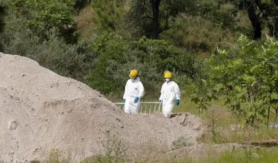 Fotografía que muestra a peritos forenses trabajando en un predio en el municipio de Zapopán en el estado de Jalisco (México).