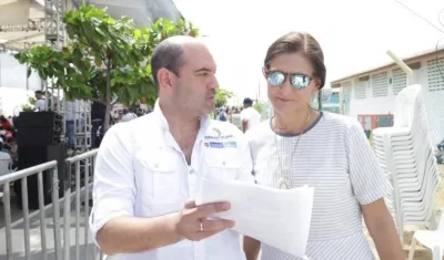 El Director de Cormagdalena, Pedro Pablo Jurado, y la Ministra de Transporte, Ángela María Orozco.