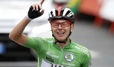 Tadej Pogacar celebra el triunfo de la etapa 20. 