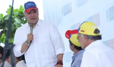 Presidente Iván Duque, presidente de Colombia; lo observan el Alcalde Char y el Gobernador Verano, en Barranquilla.