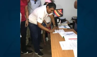 Richard Gómez Martínez, inscribiendo su candidatura.