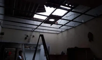 Una de las casas destechadas a raíz del vendaval ocurrido en la tarde de este domingo en Malambo.