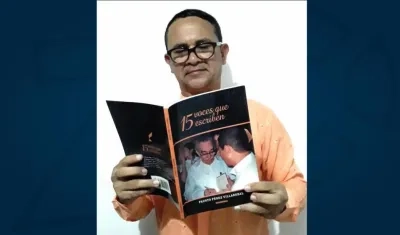 El escritor Fausto Pérez Villarreal, hojeando su libro ’15 voces que escriben’, publicado por la Editorial Santa Bárbara, de Alfonso Ávila.   