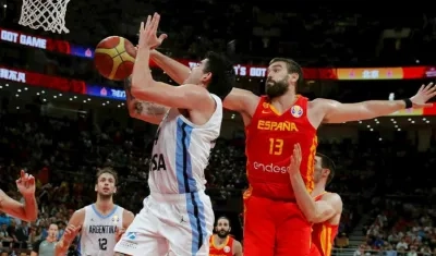 El alero argentino Gabriel Deck entra a canasta ante el pívote español Marc Gasol.