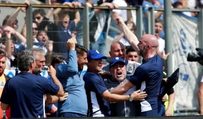 Diego Maradona celebra el gol de Gimnasia y Esgrima. 