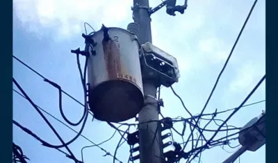 El transformador derramando aceite.