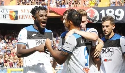 Duván Zapata celebrando con Luis Fernando Muriel.
