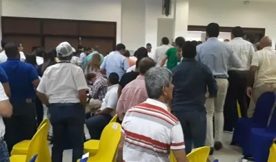  Momentos de angustia se registraron en medio del debate, el público se levantó a auxiliar al funcionario de la 'Sergio Arboleda'.  