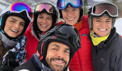El actor y comediante Eugenio Derbez en compañía de su familia.