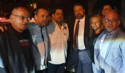 El diputado Édgar Zambrano, en el centro.