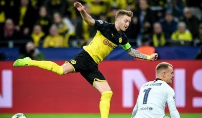Marco Reus ante el achique de Marc-André ter Stegen. 