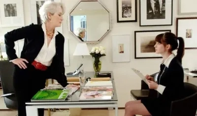 La cinta se estrenó en 2006 protagonizada por Meryl Streep y Anne Hathaway.