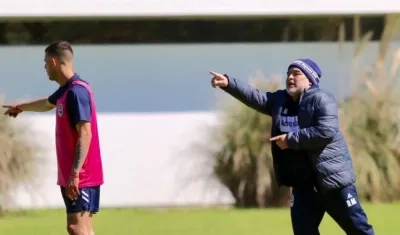 Diego Maradona durante el entrenamiento de Gimnasia y Esgrima. 