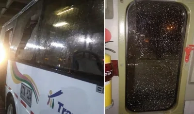 Vehículos de Transmetro que fueron vandalizados esta noche.