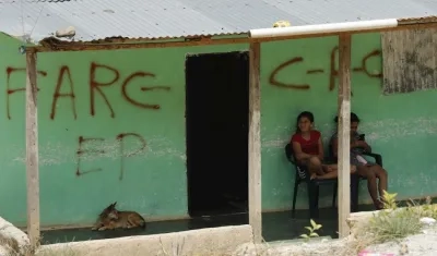 Niñas se protegen del sol en Campo Alegre (Colombia). 