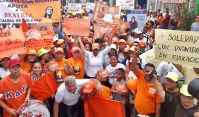 La candidata Beatriz Barraza, rodeada de simpatizantes.