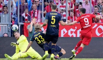 Robert Lewandowski marca un tanto. 