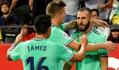 Karim Benzema celebra con sus compañeros, tras el gol. 