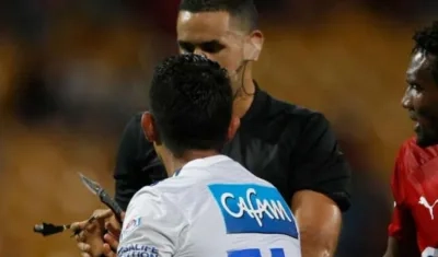 David Macalister Silva le lleva la navaja que le tiraron desde la tribina. 