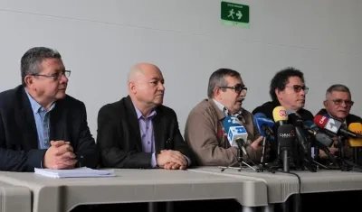 Los exlíderes de las FARC  asisten a la presentación de una versión escrita sobre los secuestros cometidos por la exguerrilla.