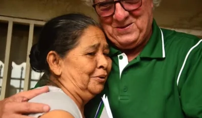 El Alcalde Joao Herrera con una de las beneficiarias.