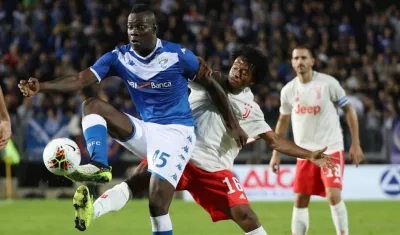 Mario Balotelli ante la marca de Juan Guillermo Cuadrado.