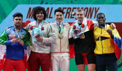 Jhonatan Rivas con la medalla de bronce. 