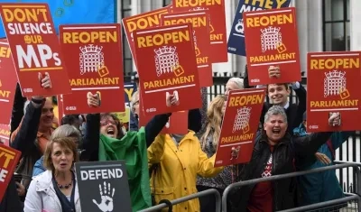 Manifestantes piden reabrir el parlamento británico.