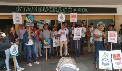 Caficultores protestaron este martes ante una tienda de la cadena estadounidense Starbucks en Bogotá