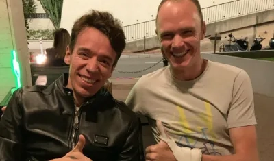 Rigoberto Urán posa en una fotografía con Christopher Froome.