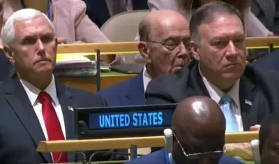 Wilbur Ross, ubicado atrás de Mike Pompeo (derecha).