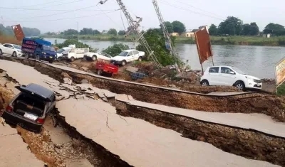 Daños en una carretera en Mirpur, Pakistán.