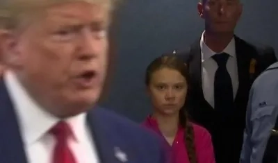 Trump pasa y Greta se lo queda viendo.