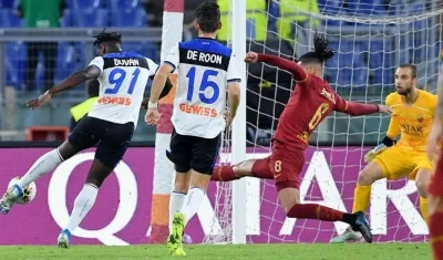 Duván Zapata anota el primer gol del Atalanta. 