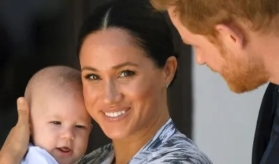 Los duques de Sussex con su bebé Archie en su primer acto como familia en Sudáfrica.