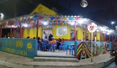 Fachada nocturna de La Cien.