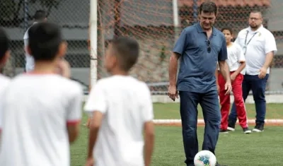 Mario Alberto Kempes entrena con algunos niños. 