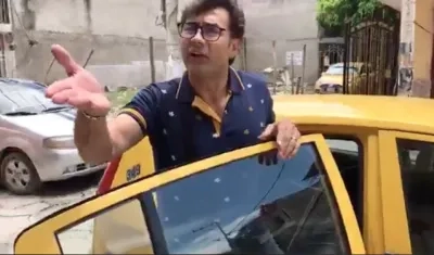 El actor Mauro Urquijo dejando el hotel.