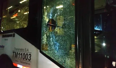 Bus de Transmetro objeto de vandalismo.