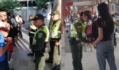 Requisas por parte de la Policía en estaciones de Transmetro.