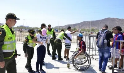 Policía durante una requisa a hinchas antes de entrar al estadio Sierra Nevada.