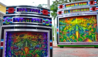 Réplica de 'El Coreano' y en el fondo el 'Tanque musical'.