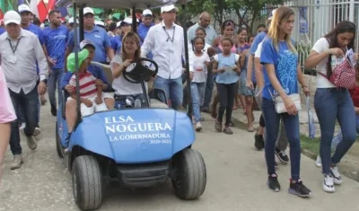 La candidata Elsa Noguera, durante su recorrido en el 'Elsa Móvil'.