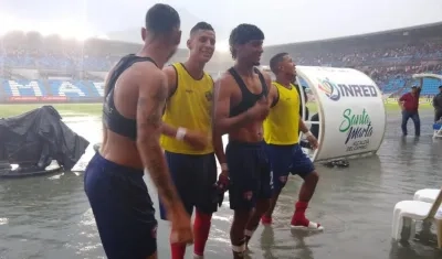 Jugadores del Unión Magdalena con el agua sobre el tobillo.