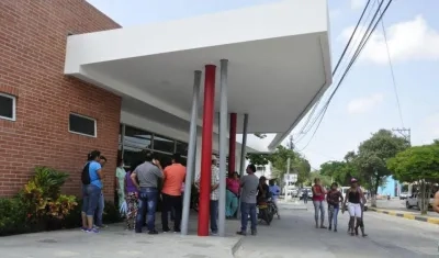 En el hospital de Puerto Colombia se confirmó la muerte del pasajero del bus.